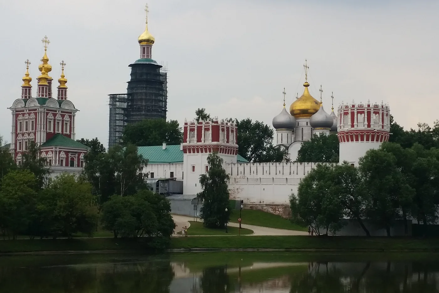 Новодевичий монастырь за Большим Новодевичьим прудом летом